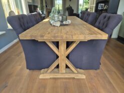 tafel met houten kruispoot